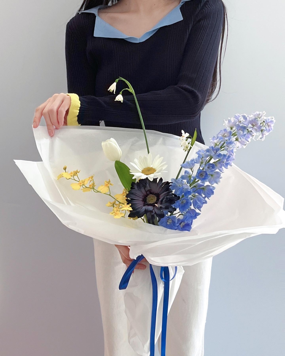 層層疊疊的包裝紙展演極簡美學的完美弧形