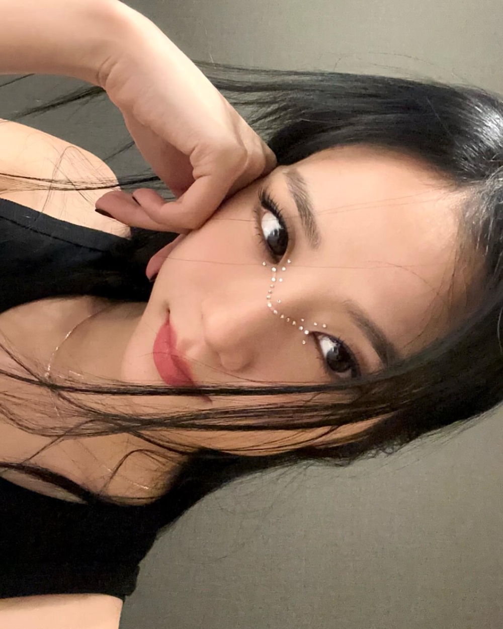 Jisoo的妝容以小顆的水鑽貼於鼻梁中間連成一條線