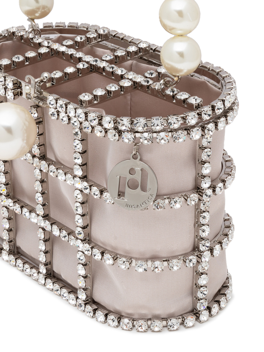 採用水晶、人造珍珠和銀色黃銅製成