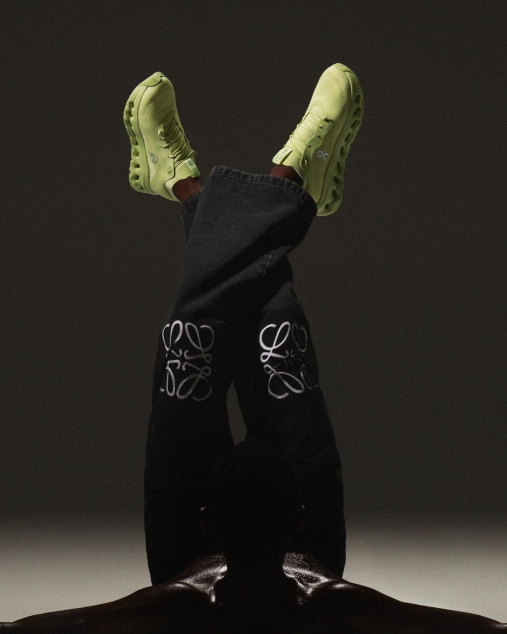 LOEWE攜手瑞士機能鞋履品牌On,聯名推出一款專為運動而生的生活風格鞋款「Cloudtilt」