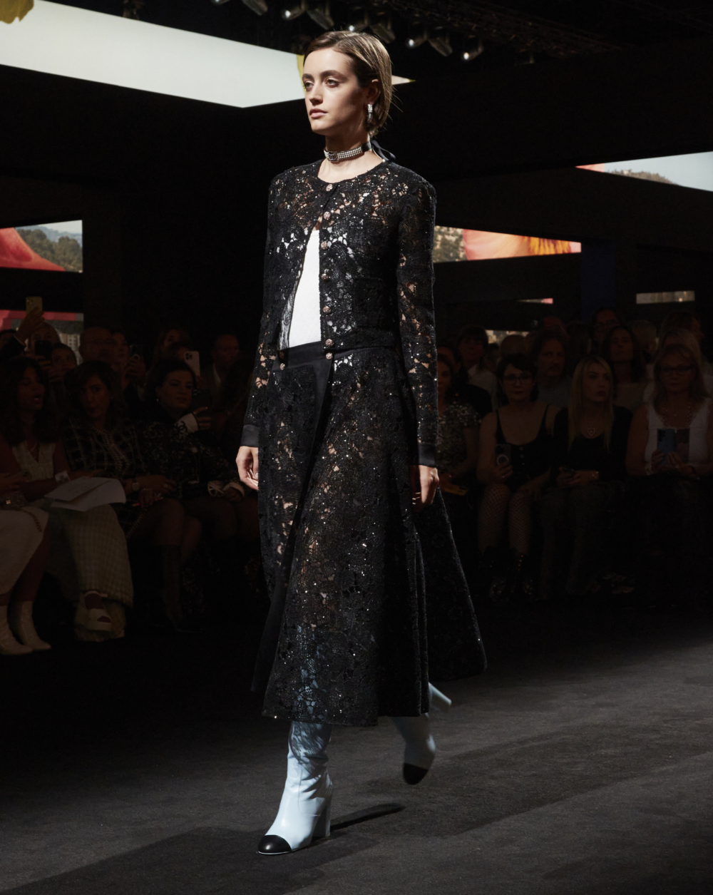 CHANEL標誌性的芭蕾平底鞋,以及瑪麗珍靴和長靴也出現在整個系列中