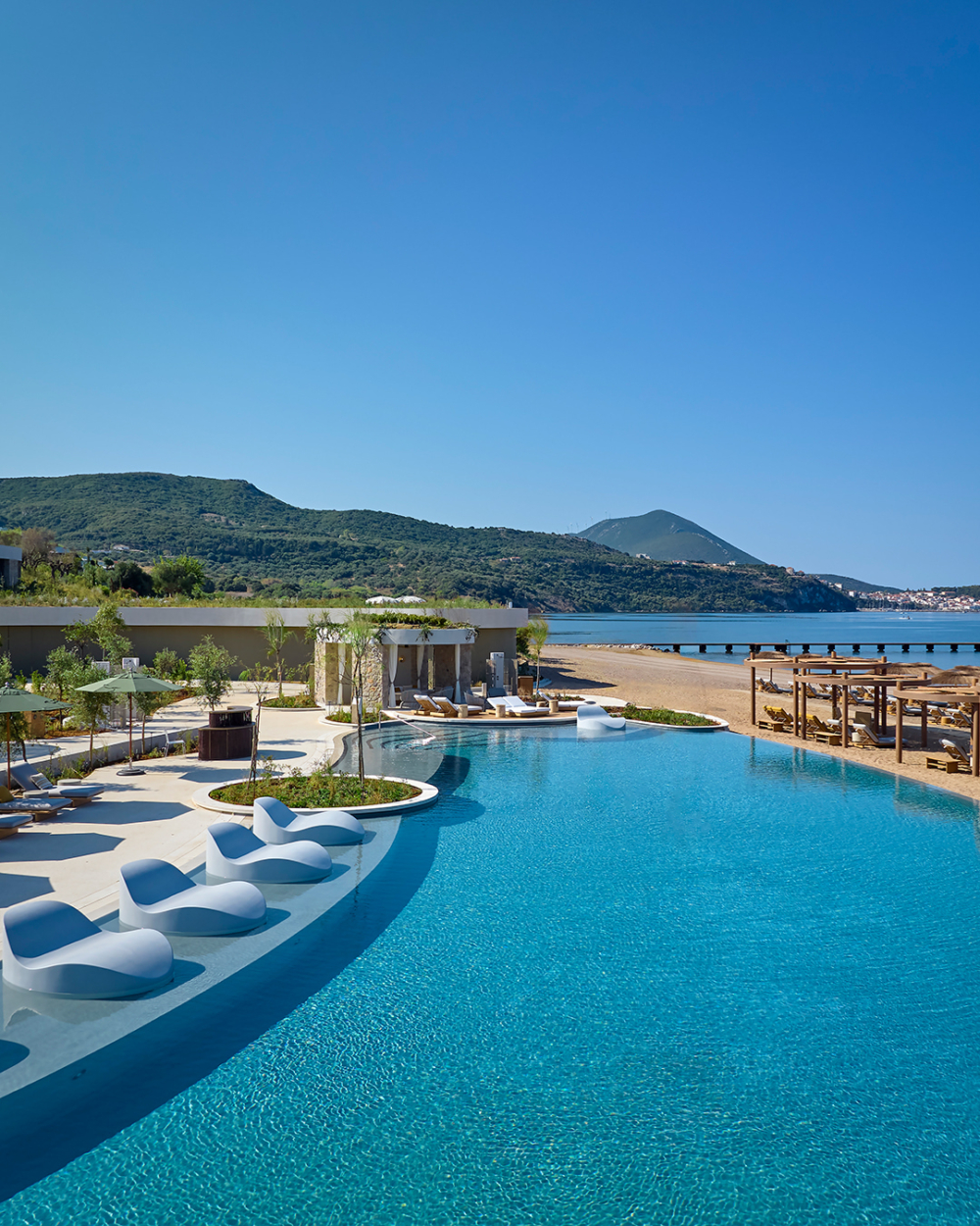 能欣賞無敵海景的Ormos Beach Club。