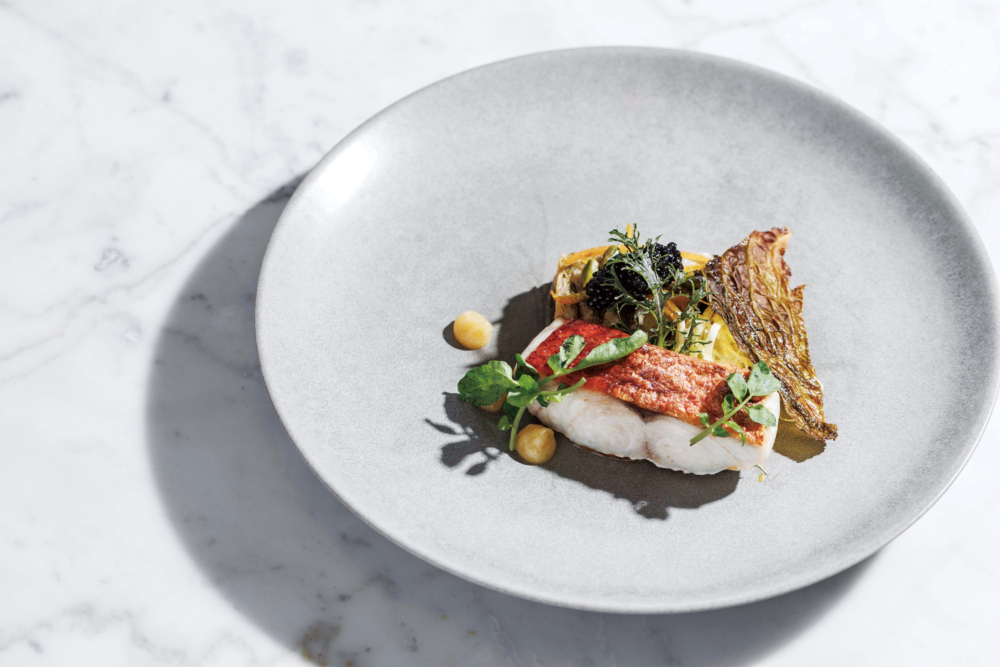 精緻的餐點,包含Scarlet Snapper & Caviar 紅尾鳥,魚子醬。