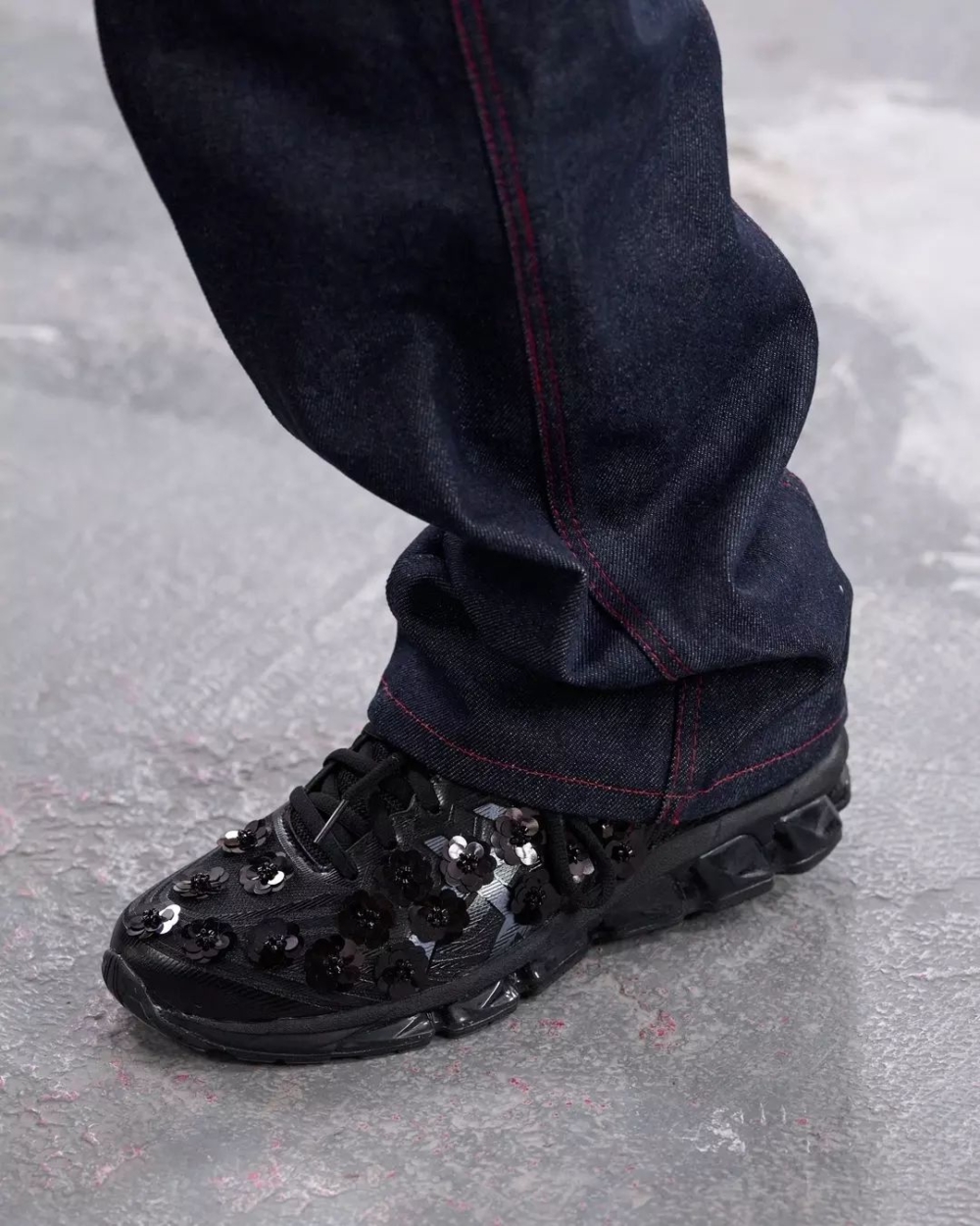 兩側保留了 ASICS鞋款標誌性的反光條紋材質