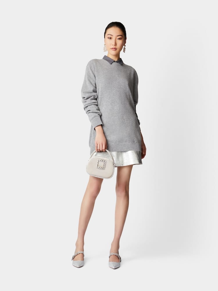 設有拉鏈袋口、雙重頂部手挽和可拆式鏈飾肩帶