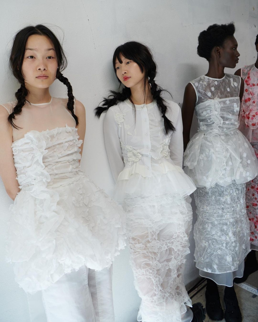 Cecilie Bahnsen 2024年春夏秀場延續了一貫的浪漫風格