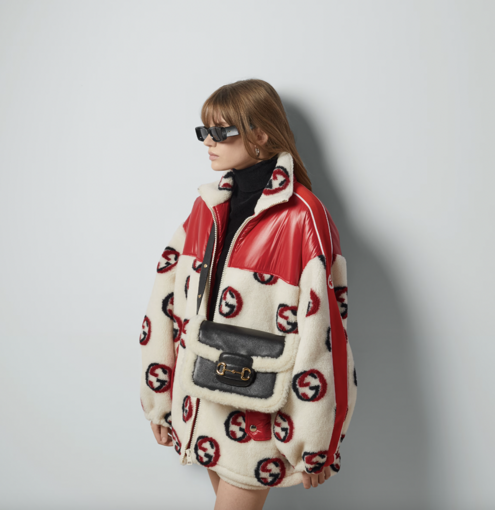 又或是以斜背的方式攜帶。