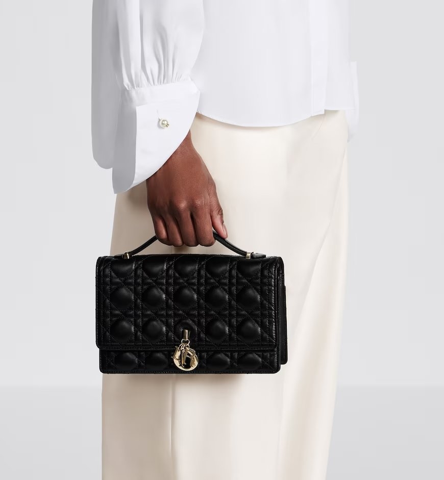 Dior推出的全新Miss Dior Top Handle手袋。