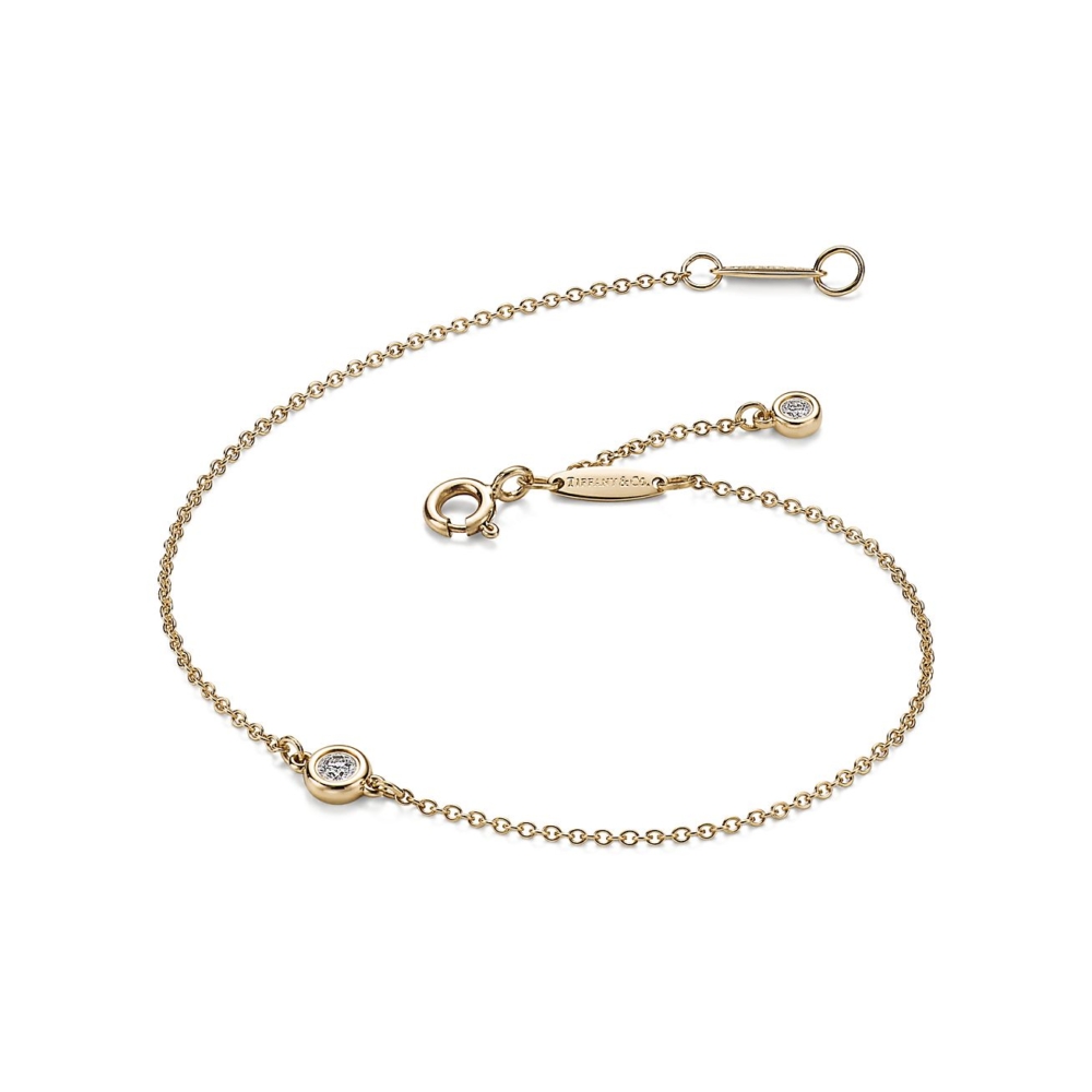 18K黃金鑲嵌一顆圓形明亮式切割鑽石和一顆小圓形明亮式切割鑽石