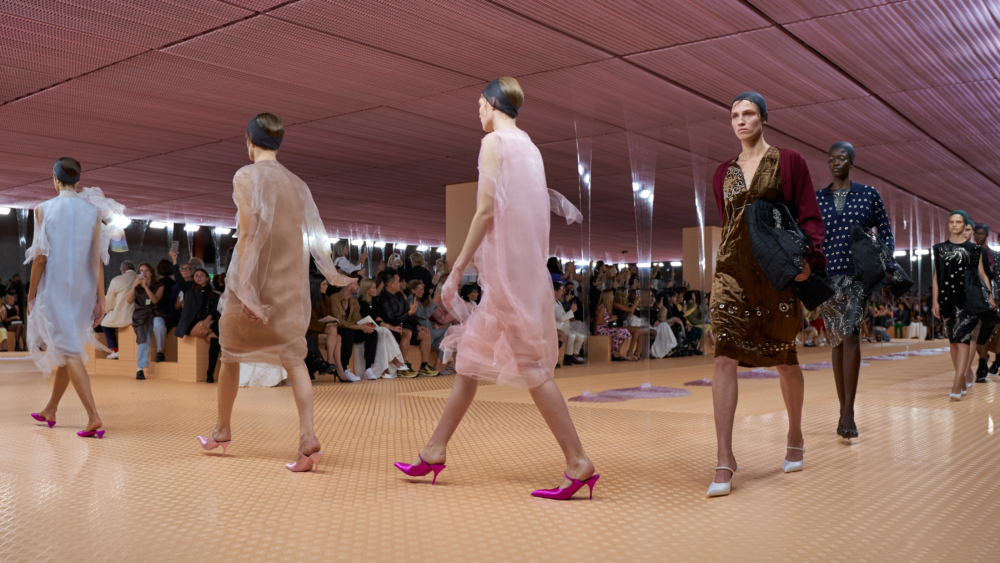 Prada秀場上的寬版髮帶造型。