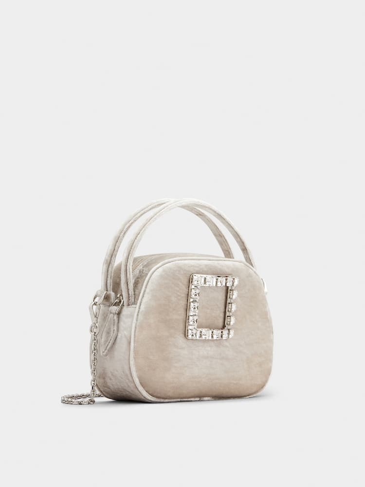 點綴Roger Vivier閃鑽飾扣