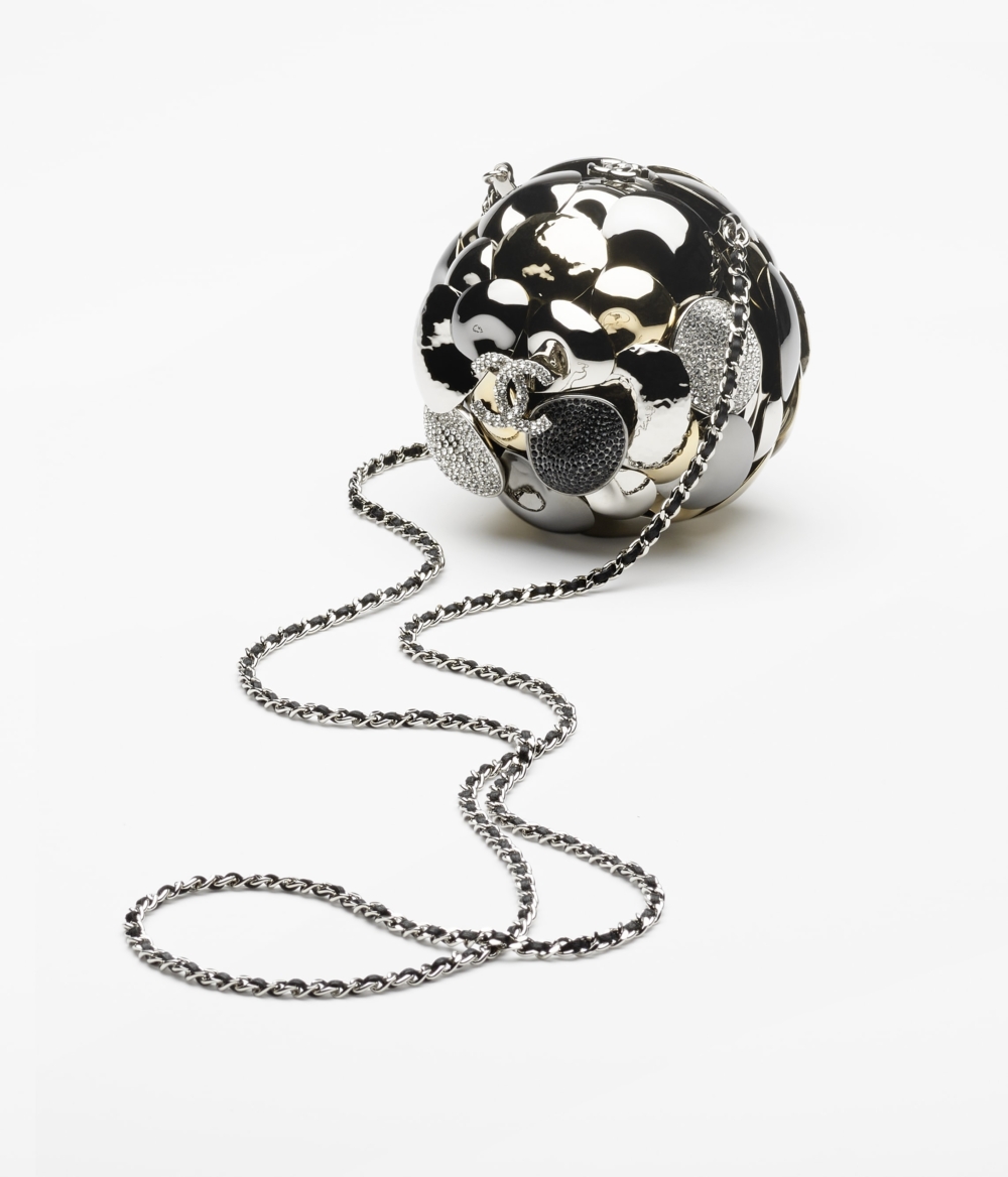 加上皮革穿練作為肩帶，小小一個背在身上就十分亮眼！