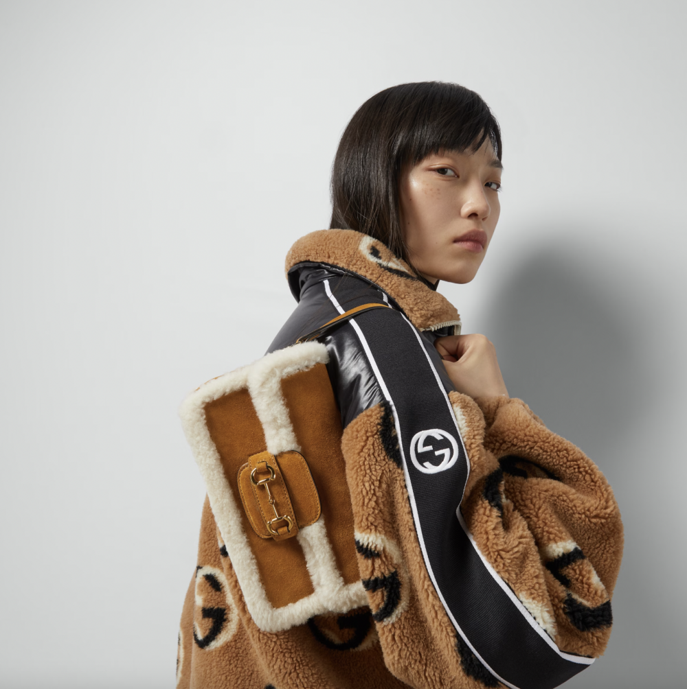 模特兒詮釋這款手袋。