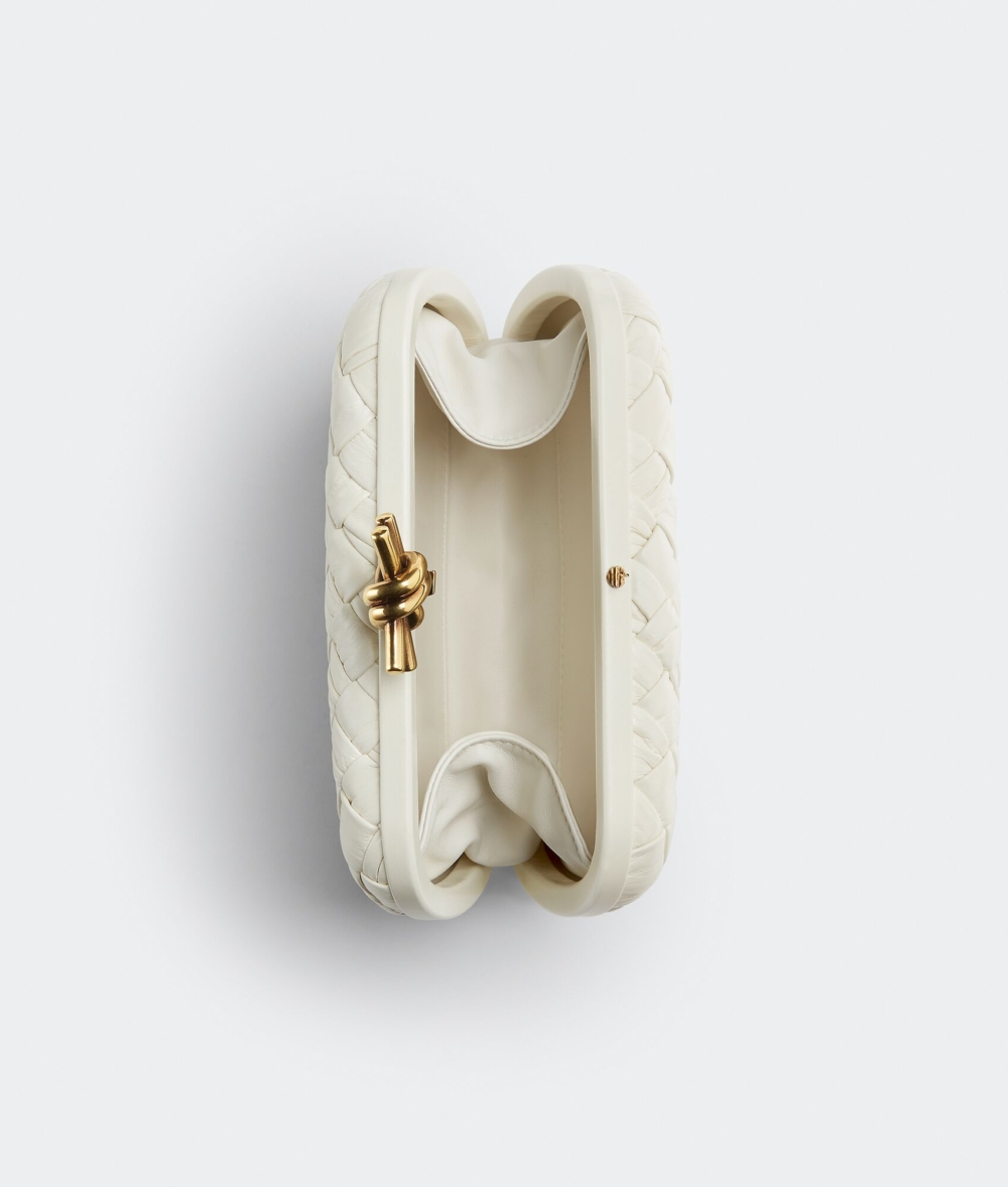 手拿包採用Foulard Intreccio皮革製成