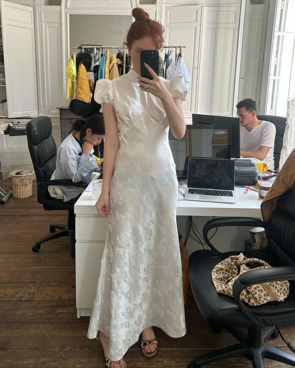 她穿上新季的設計。