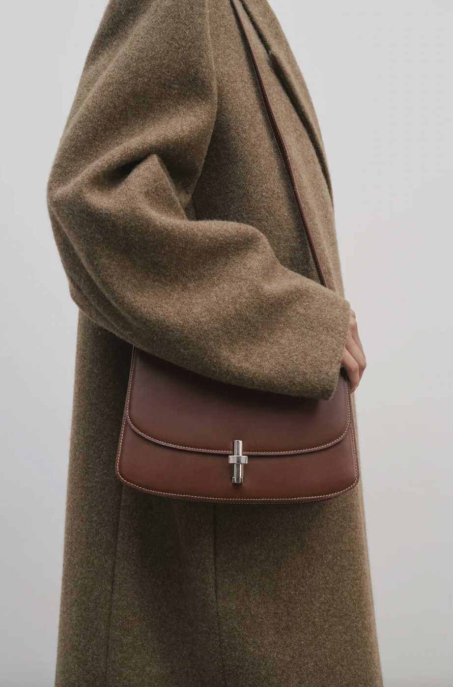 Sofia 10.00 Shoulder Bag in Leather。