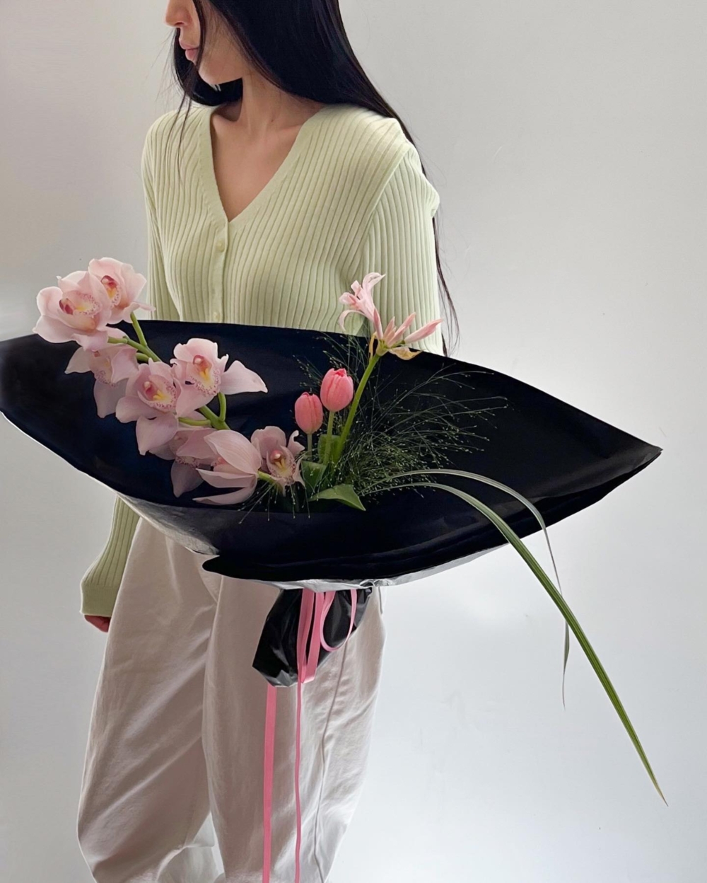 深色調的包花紙則與花束有著同等美麗、亮眼、具有質感的魅力