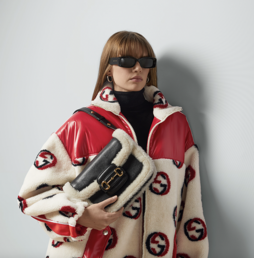 模特兒詮釋肩背的方式。