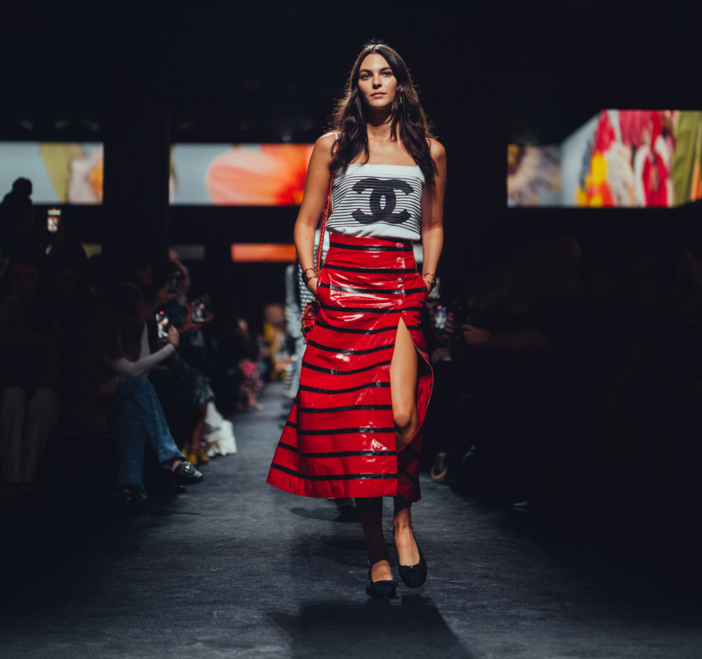 寬鬆剪裁傳遞慵懶休閒氛圍