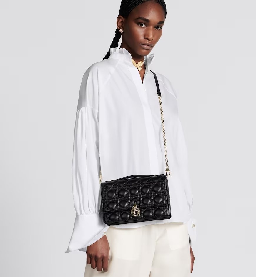 Miss Dior Top Handle手袋。