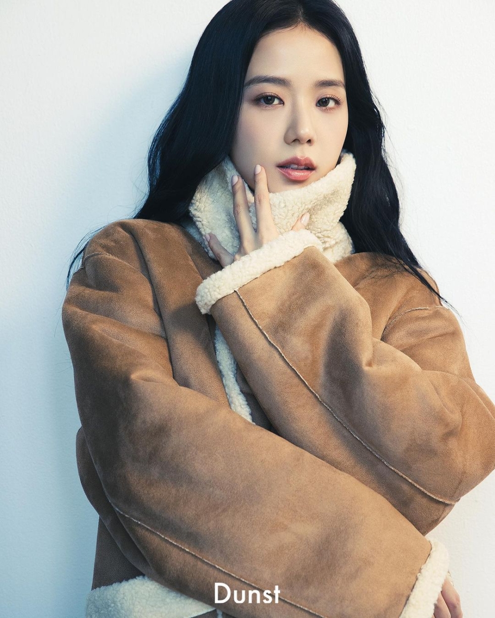 Jisoo一頭微捲的長髮,搭配粉色調的妝容