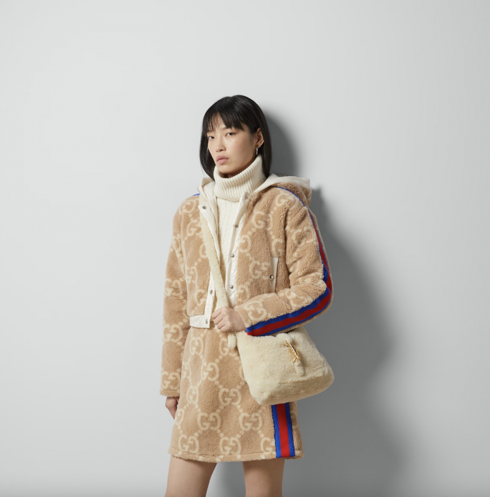 或是以斜背的方式。