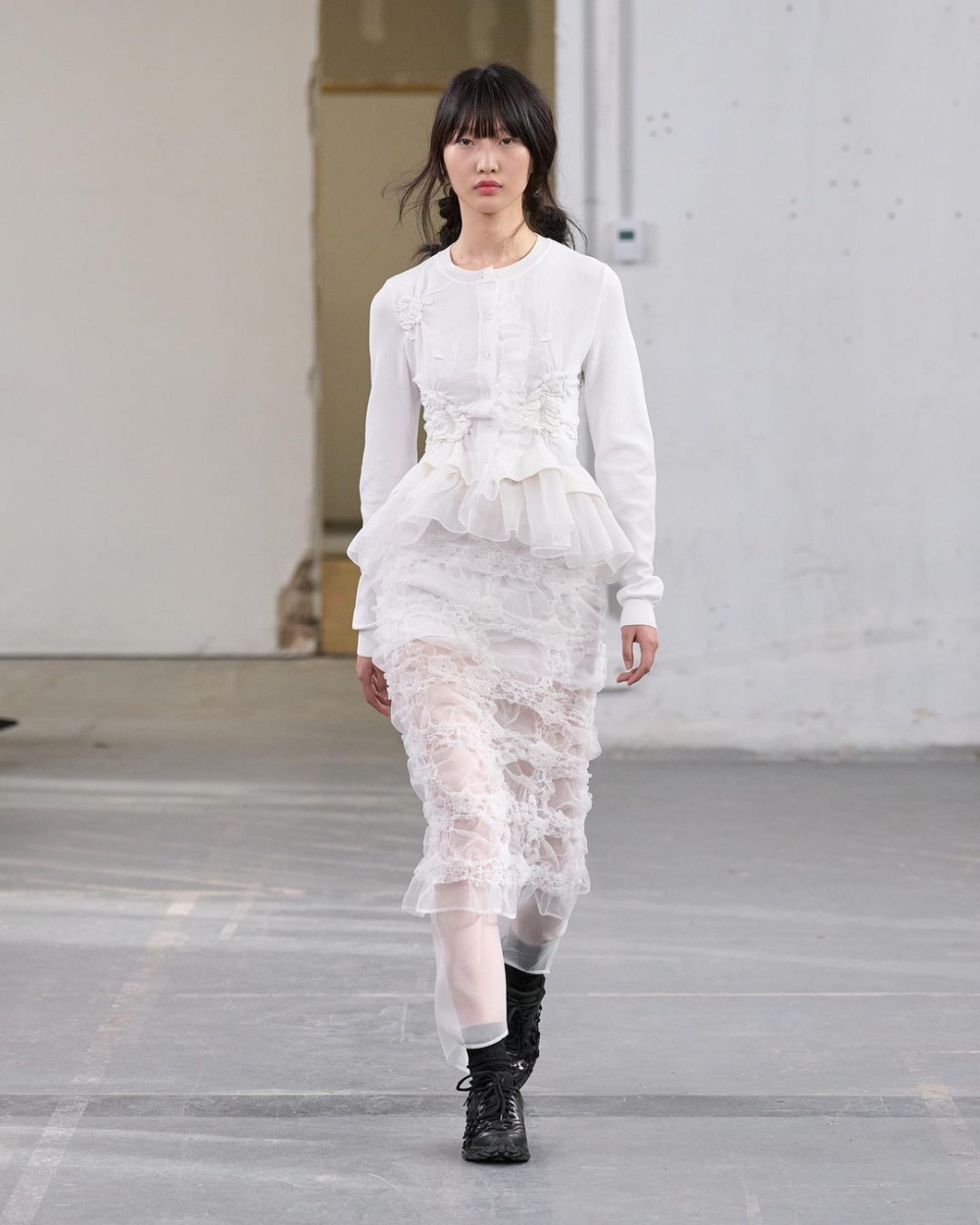 模特兒們穿著的Cecilie Bahnsen × ASICS合作的全新ASICS鞋款「ASICS Gel Quantum」。