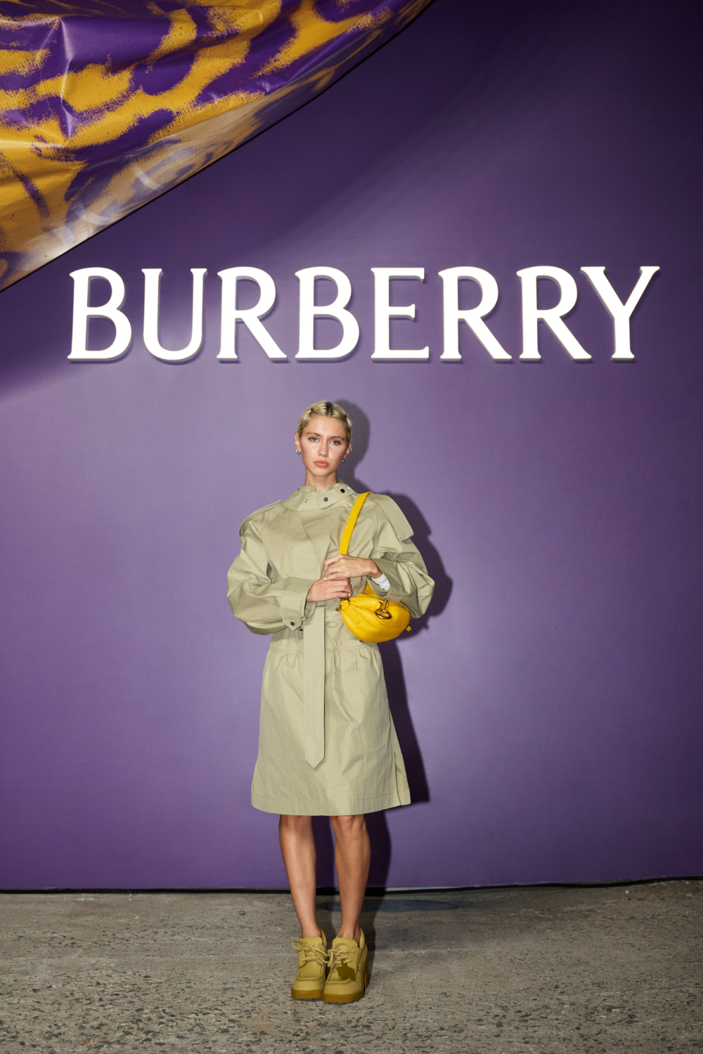 Iris Law在出席活動時,也以風衣的造型登場。