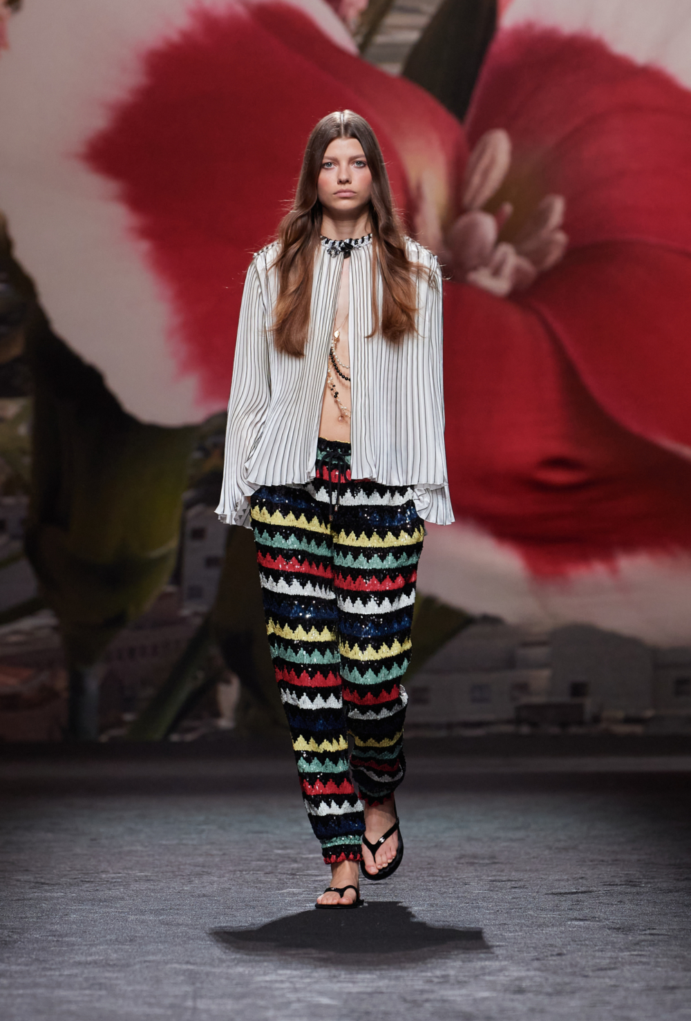 豐富的幾何圖案、對比不對稱的運用、拼湊、線條、格紋和條紋為系列帶來一股律動感