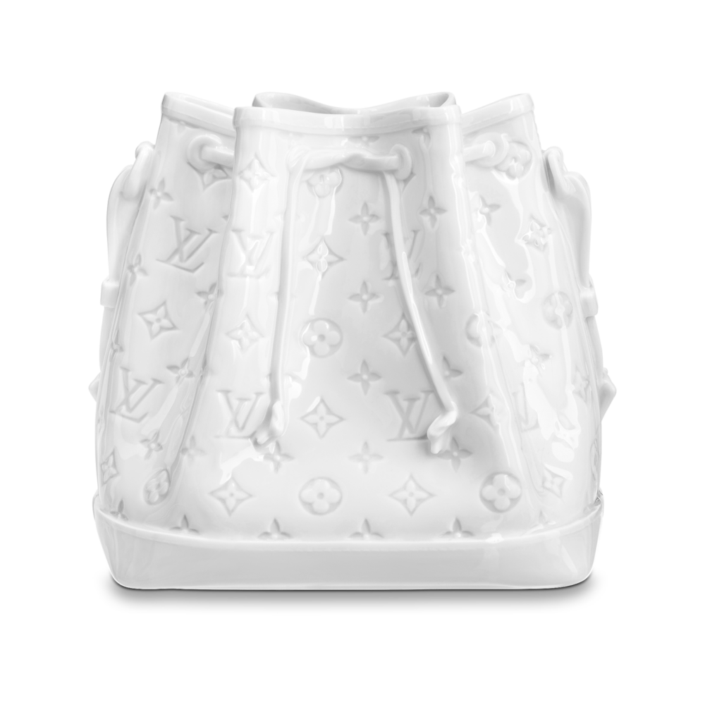 純白色的陶瓷花瓶上包身精準捕捉包包的拉繩肩帶以及仿若柔軟皮革的輪廓