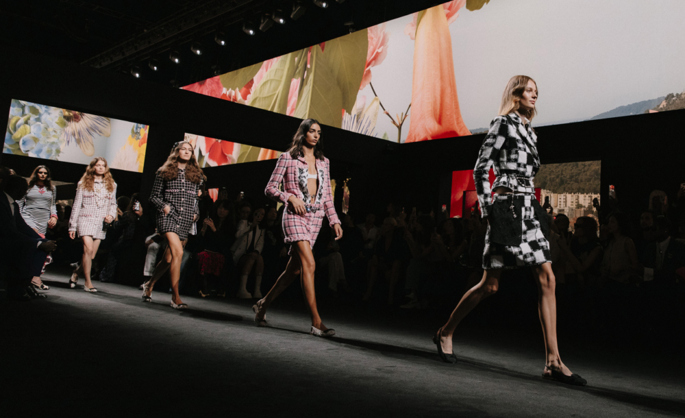 牆壁上投影著Villa Noailles風景