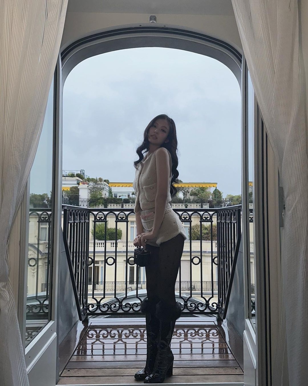 向來是鎂光燈焦點的BLACKPINK Jennie身穿軟綿綿的羔羊毛材質套裝