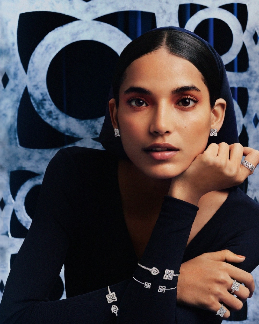 形狀獨特的鑽石項鍊、戒指以及耳環奪目非凡