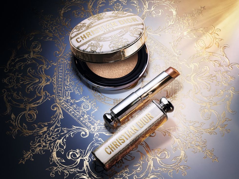 鏡光誘惑唇膏 HK$370、鏡光誘惑唇膏外殼 - 珍藏版 HK$270、恆久貼肌氣墊粉盒 - 珍藏版 HK$275