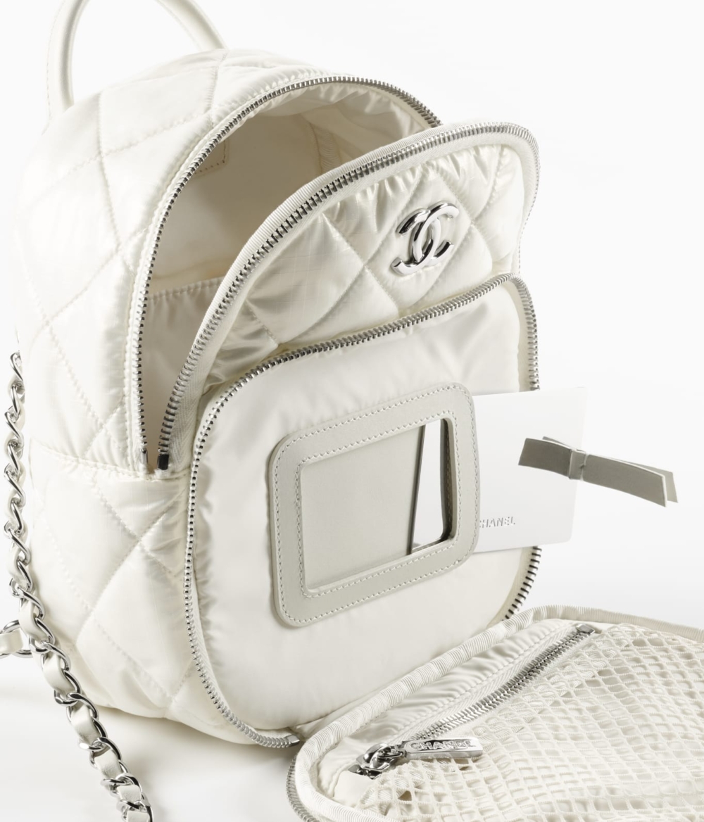 採用尼龍與銀色調金屬製作拉鍊口袋打開後附有名片夾層