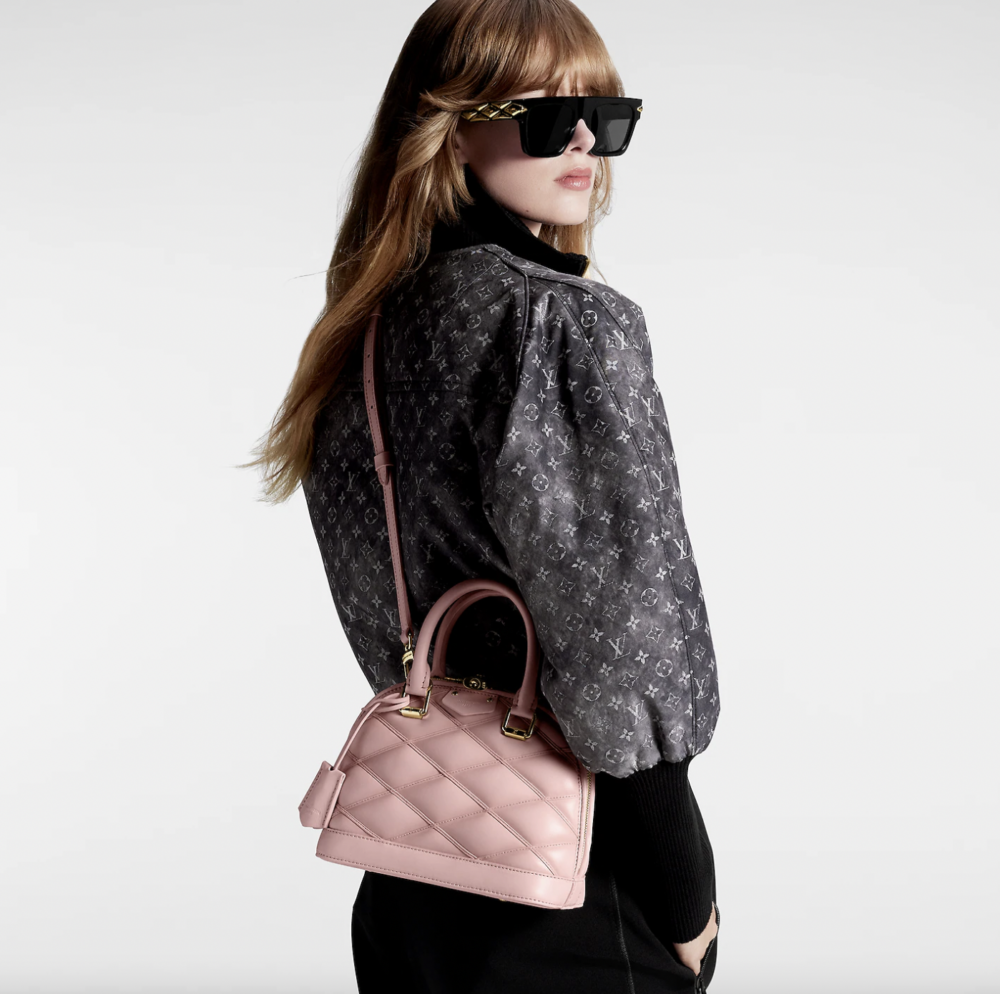 能以斜背的方式攜帶。