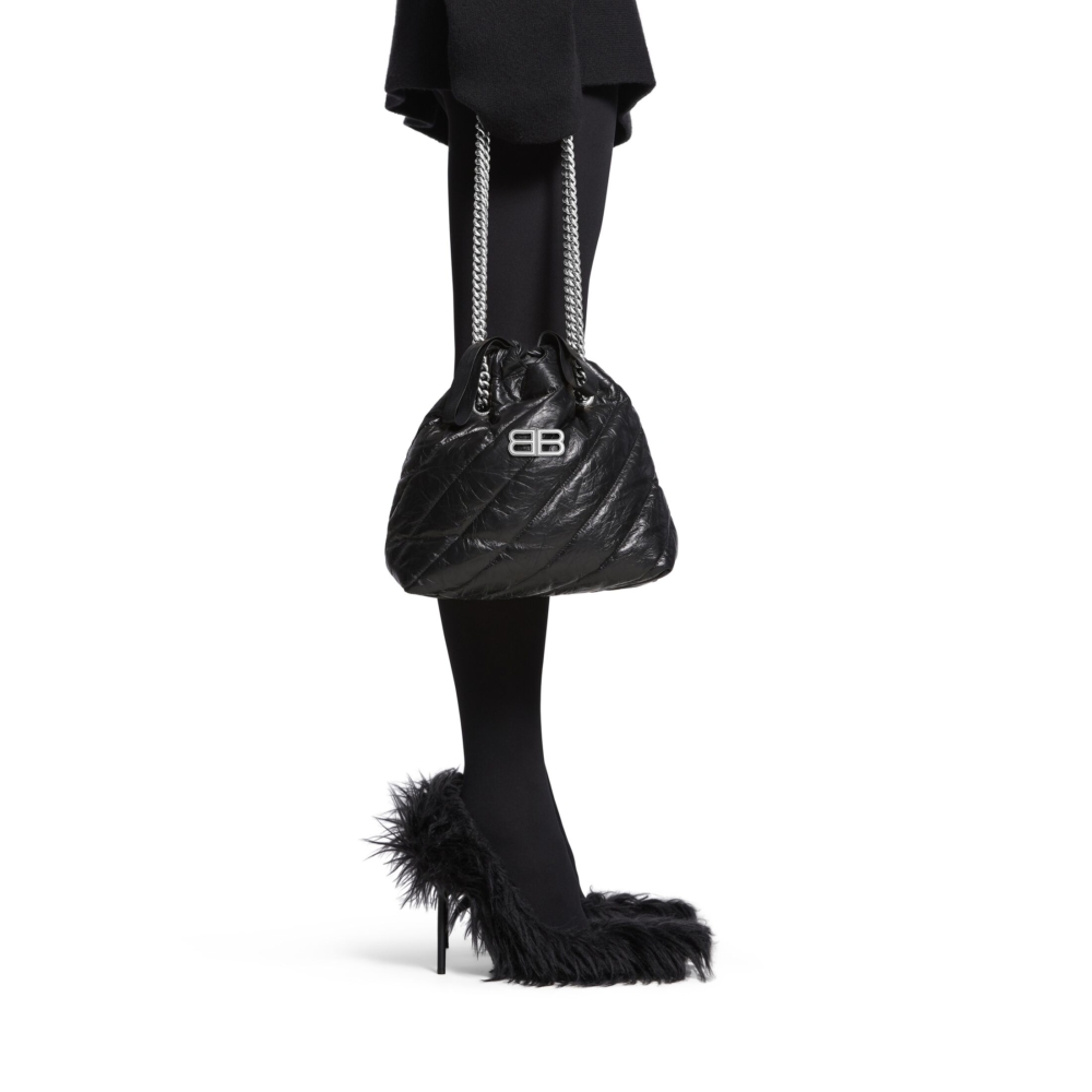 模特兒詮釋Balenciaga Crush Small Tote Bag。