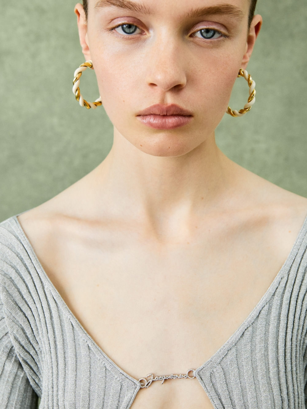 宛如聖誕棒棒糖般的金色圓環耳環