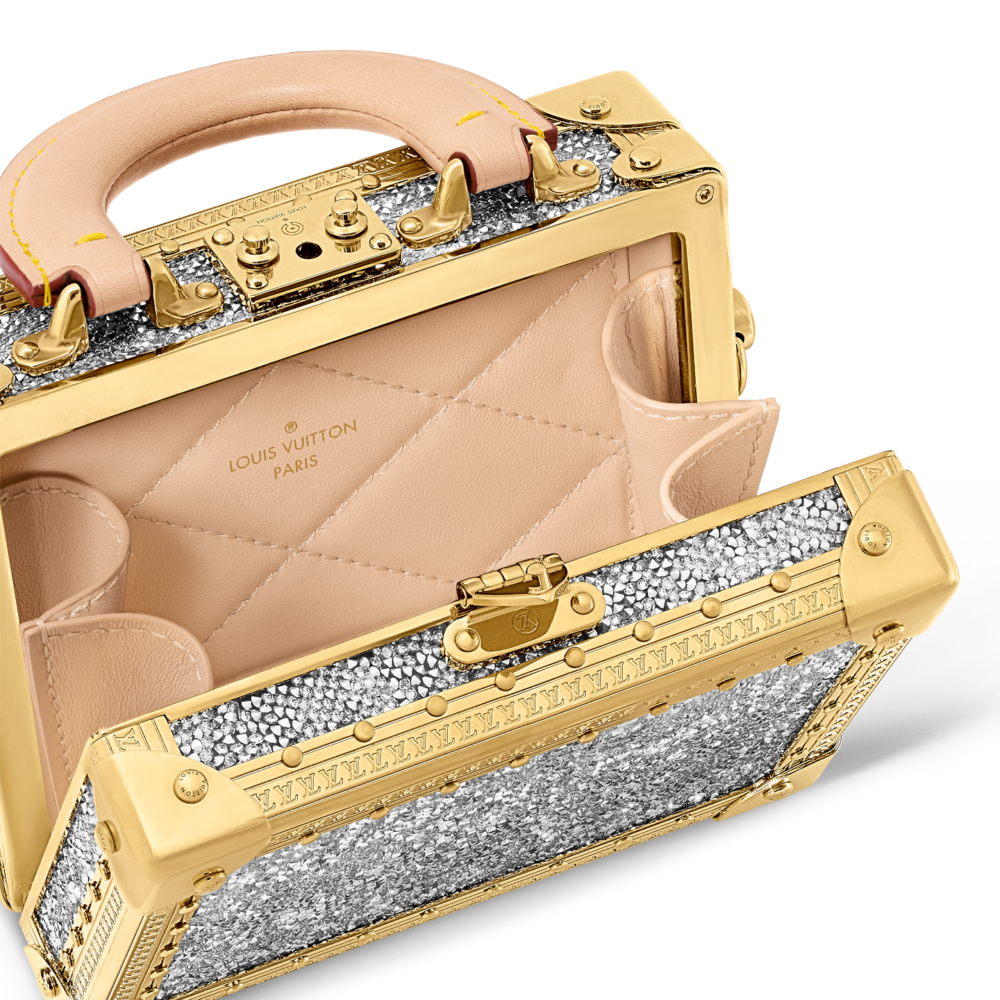 手袋外觀覆蓋著閃亮的水晶