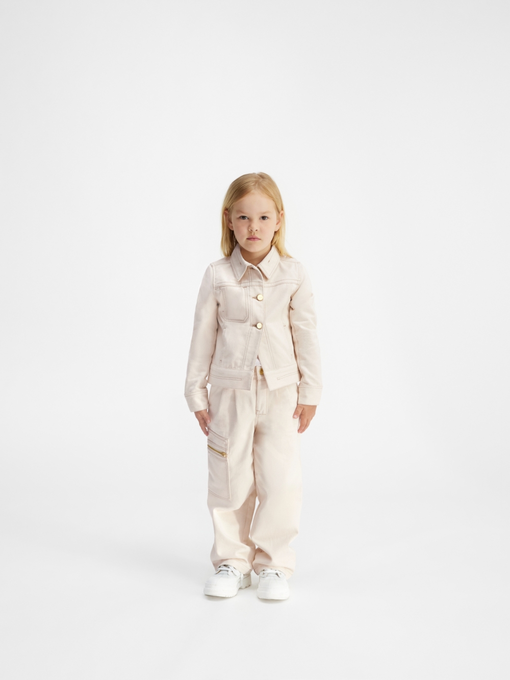 極簡且舒服的衣著款式，讓孩子自由自在地玩耍活動