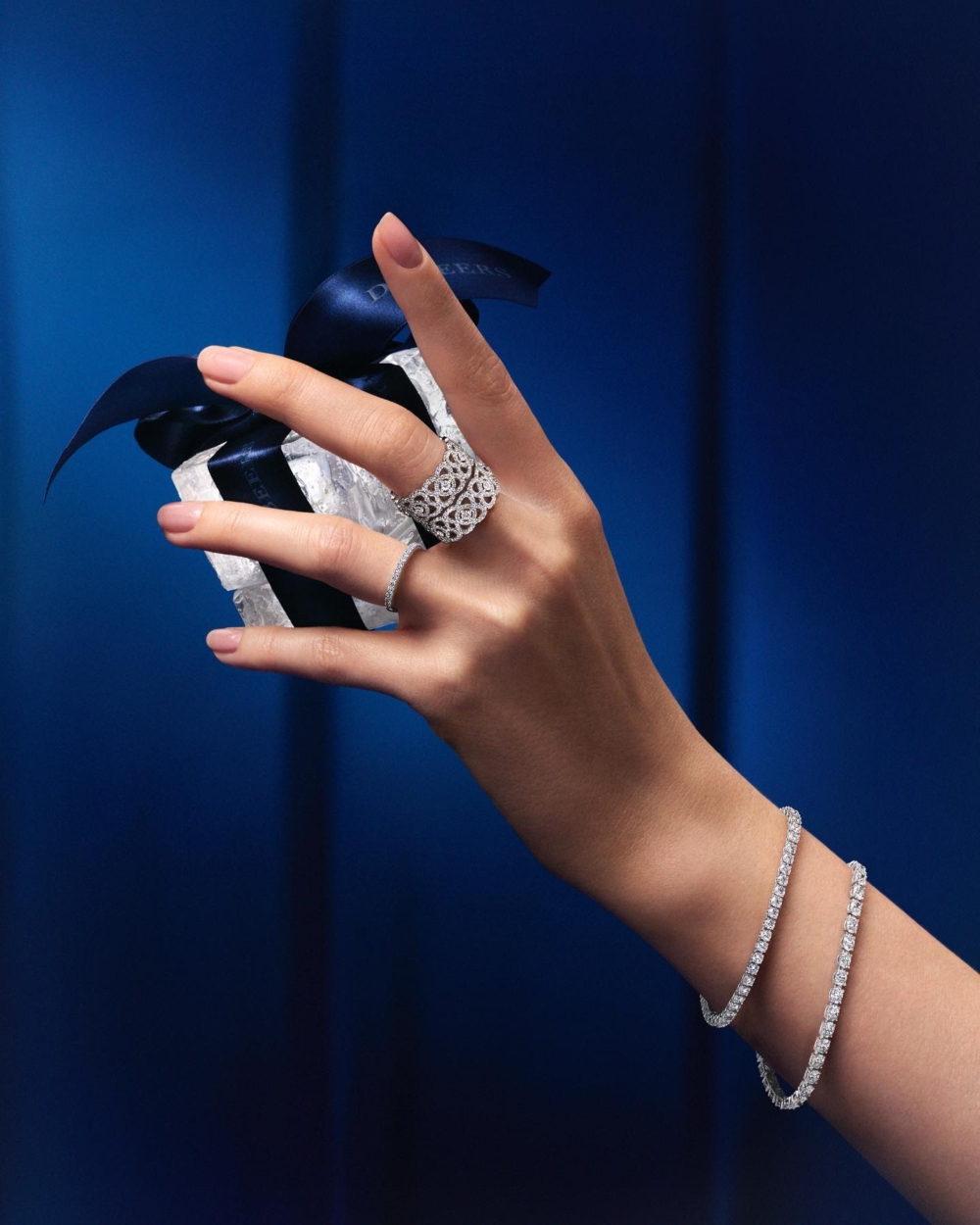 形狀獨特的鑽石項鍊、戒指以及耳環奪目非凡