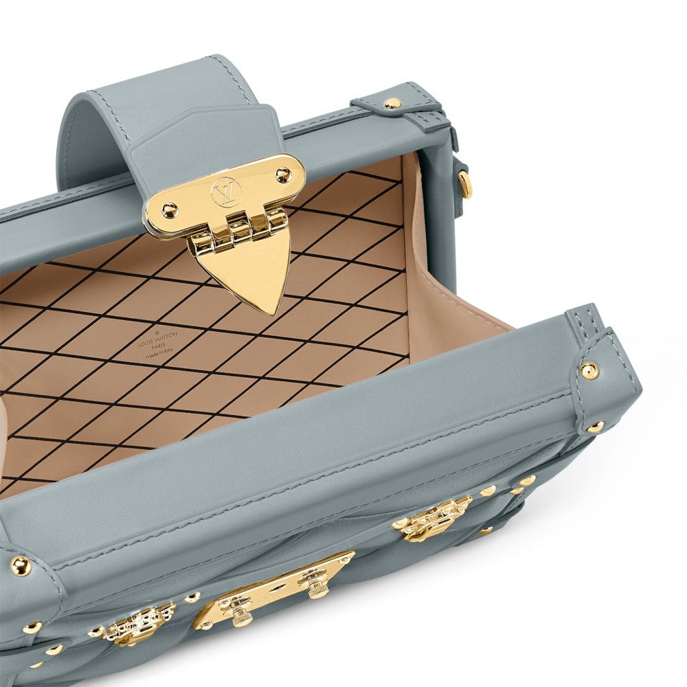 柔和的海泡灰色調和優雅的煙燻效果賦予這款配件巴洛克美感