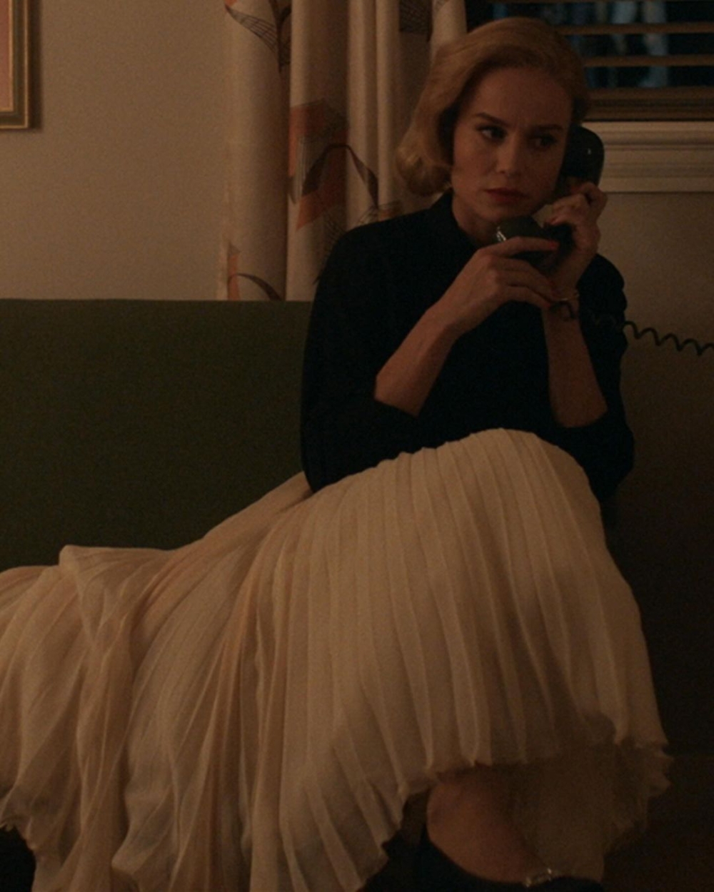 她在本劇中的造型。