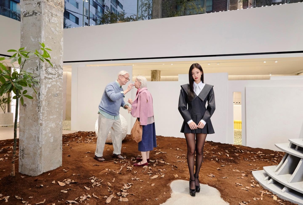 除了與店內商品拍照外，Jennie也特地與首爾聖水洞旗艦店中庭的藝術裝置合照