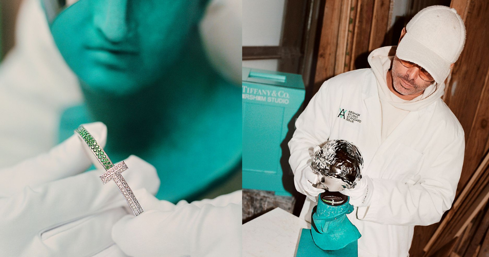 雕像一半銀色、一半銅綠色呈現特殊的質感