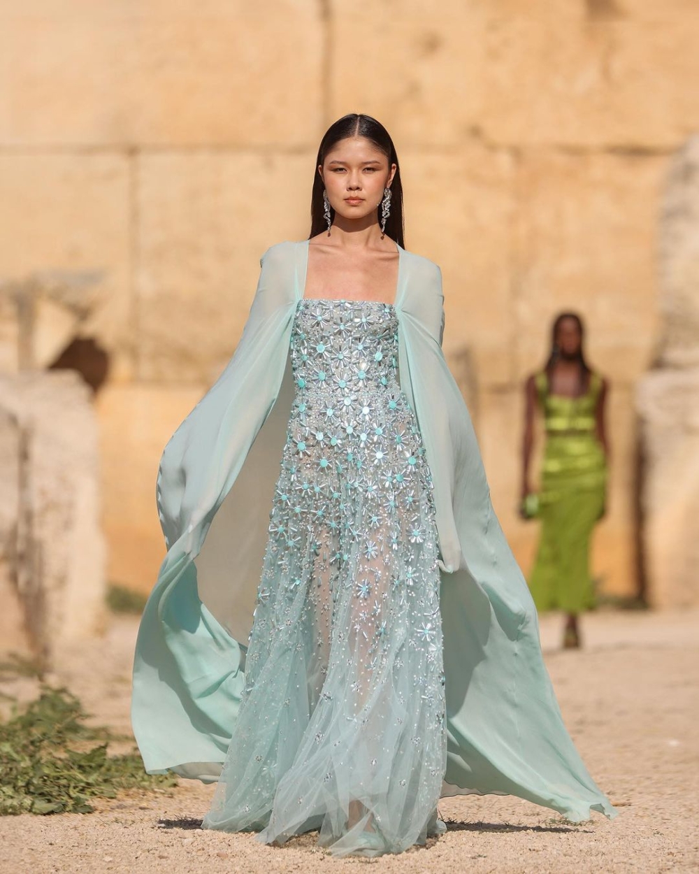 Lisa身上的禮服是出自Georges Hobeika RTW Spring 2024 《GODDESS OF LOVE》Collection。
