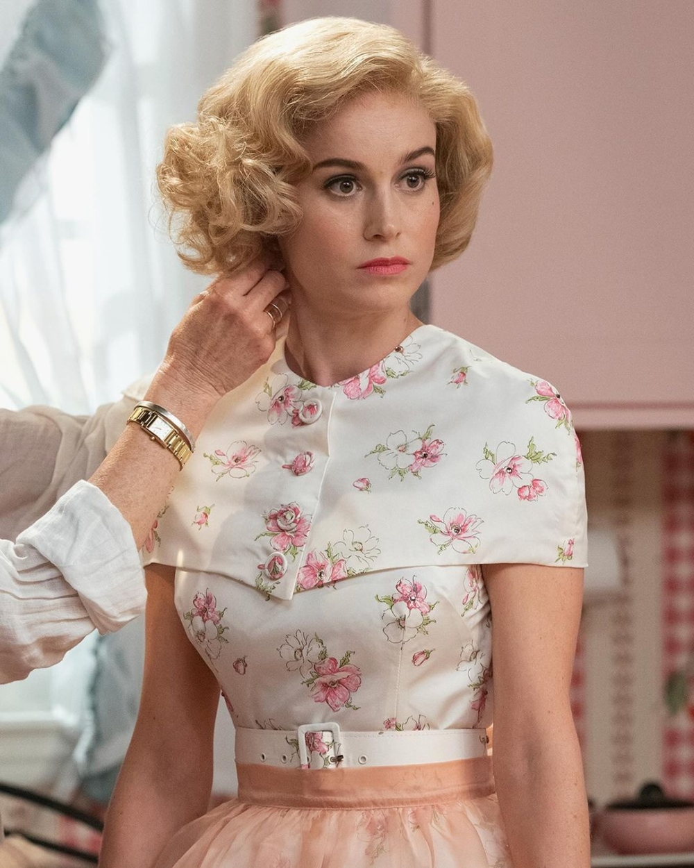 她在本劇中的造型。