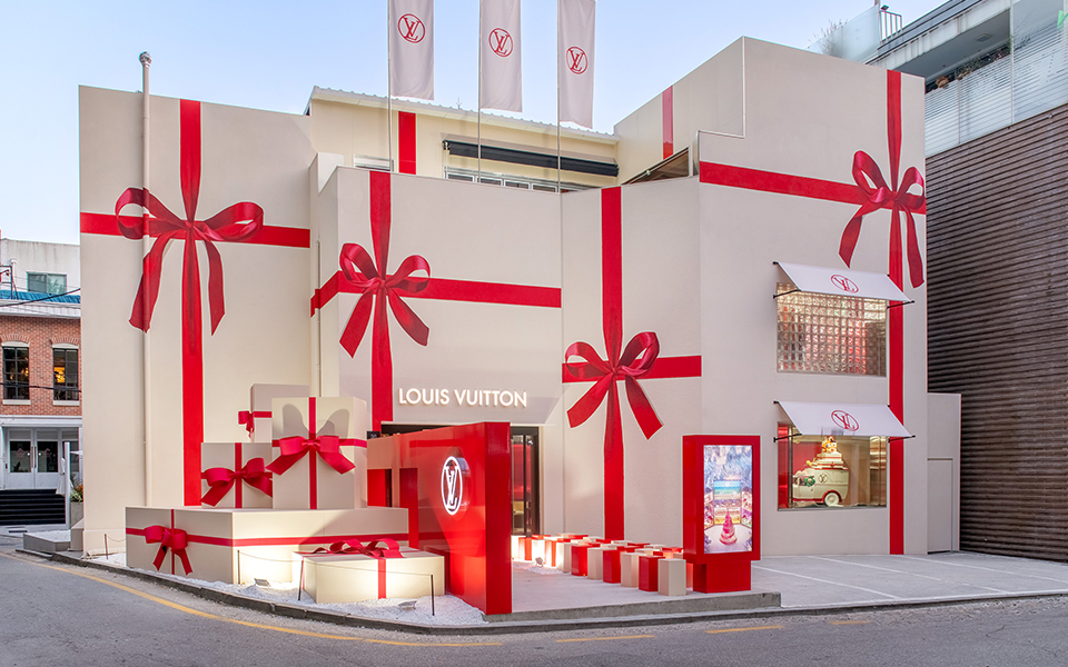 Louis Vuitton將韓國首爾的島山店以「Happy LV Holiday」為主題,變身成為一座巨大的禮盒建築