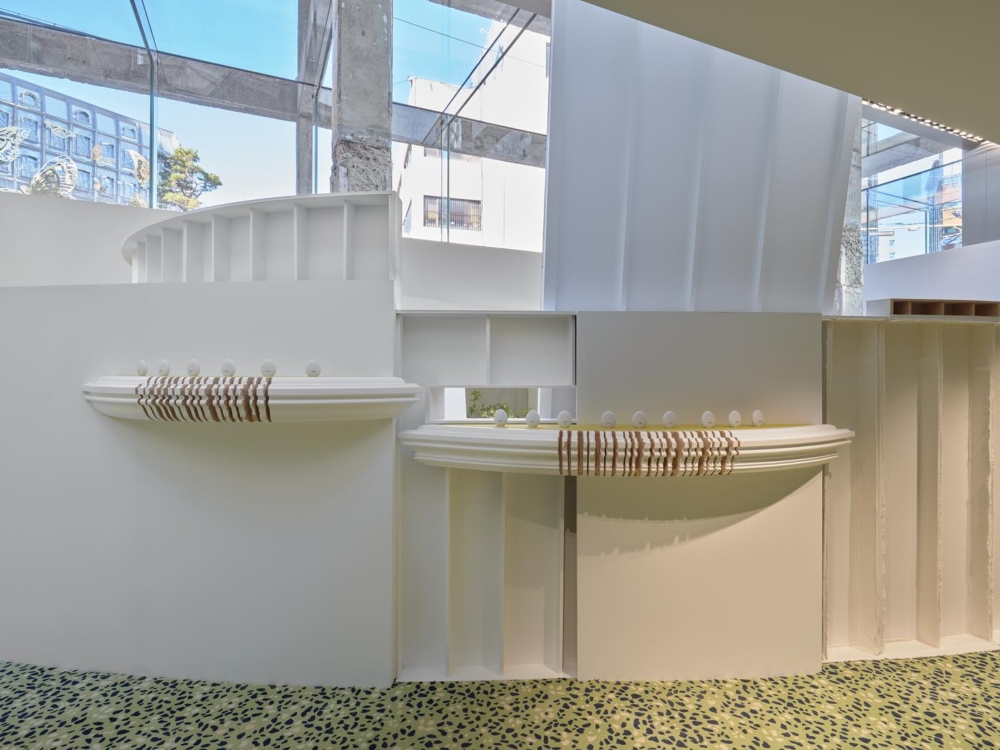 透明的玻璃牆為室內引進充足光線