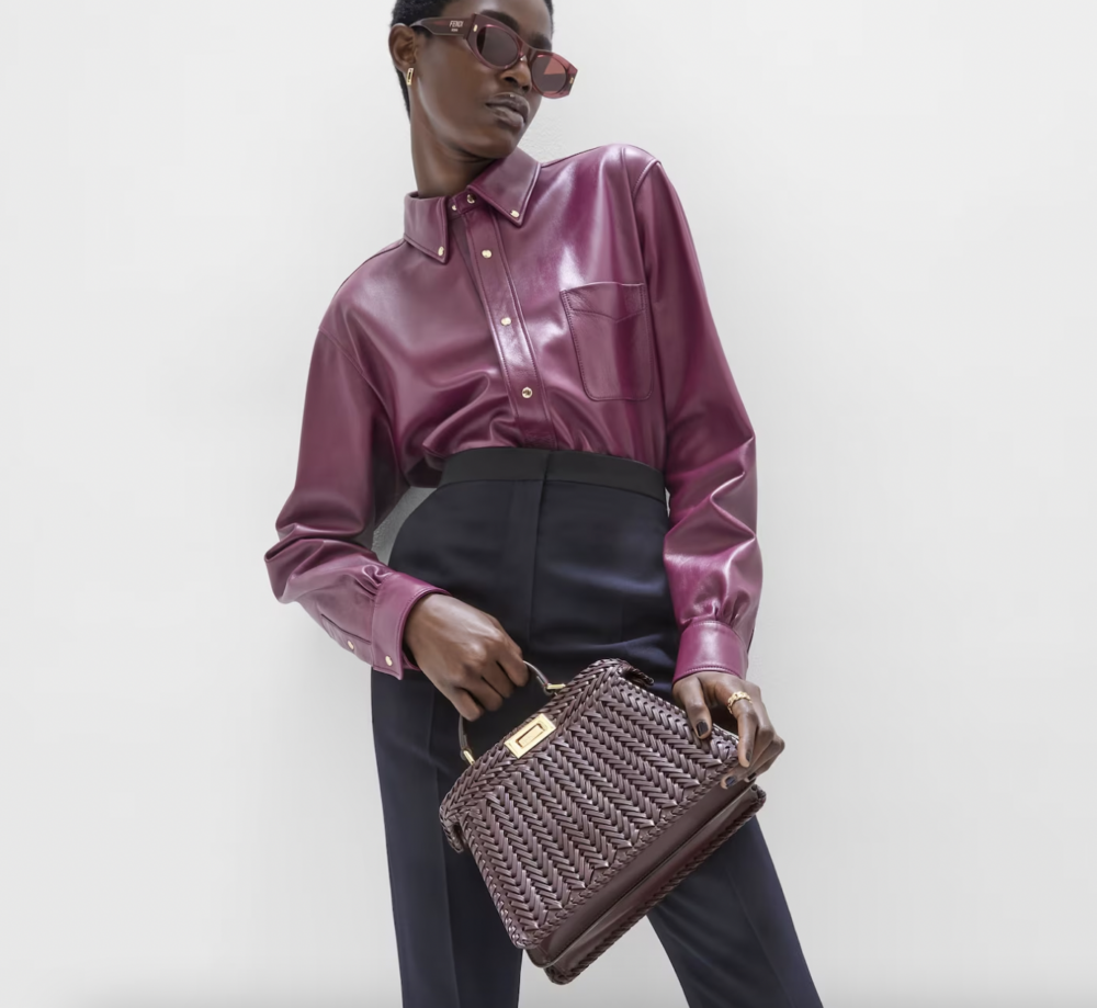 為自己挑選時髦的酒紅色手袋。